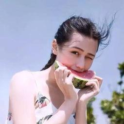 网红母女吃瓜图片高清,高清画面引网友热议